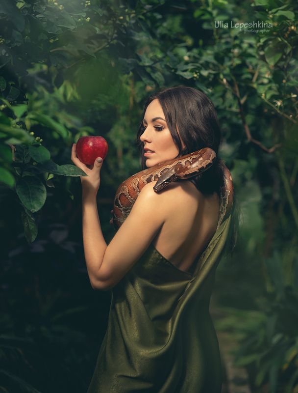 ева первая женщина красивая девушка змея питон женская фотосессия Еваphoto preview