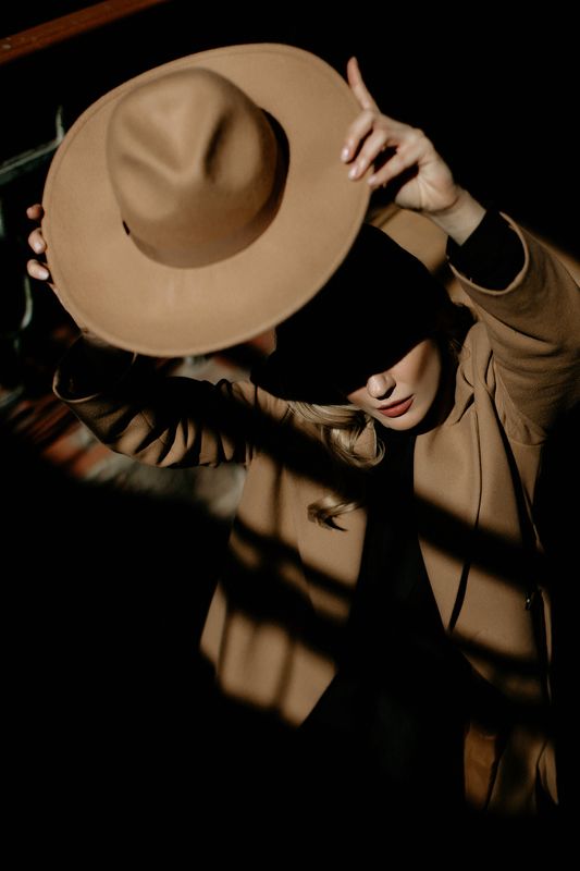 портрет, девушка, подъезд, свет, тень, шляпа, загадка, владивосток Не ищи меня!photo preview