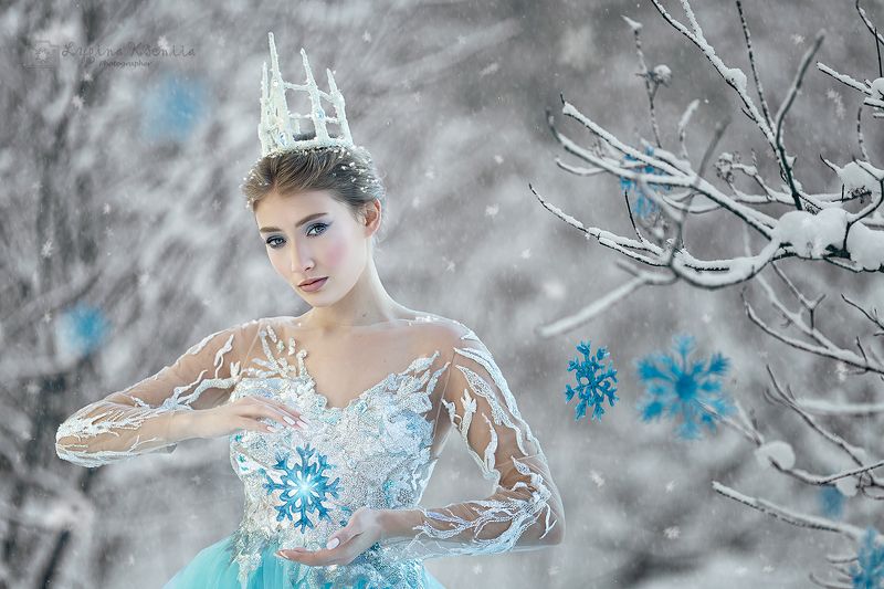 #снежнаякоролева #девушкавкороне #зима #снег #дизайнерскоеплатье Снежная королеваphoto preview