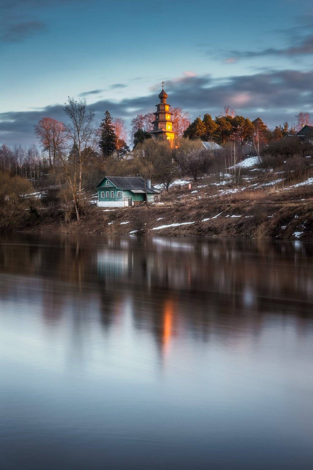 В лучах заката. Автор: Андрей Баскевич торжок, закат, тверца, деревянный храм, Андрей Баскевич