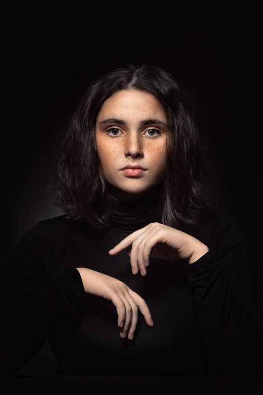 вертикальный, портрет, девушка, красивая девушка, модель, строгий, взгляд, студийное фото, черное Ольгаphoto preview