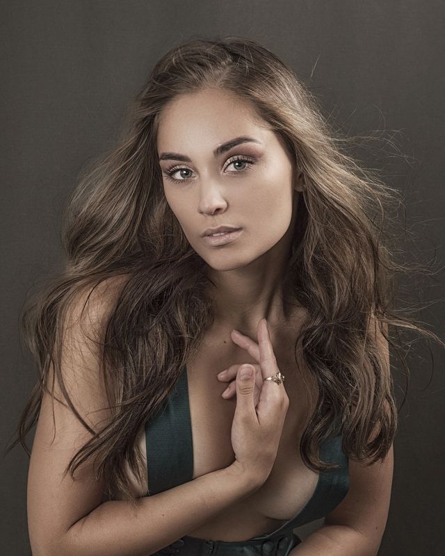 fine art , постановочная фотография ,жанровый портрет, губы , portrait , взрослая женщина photo preview