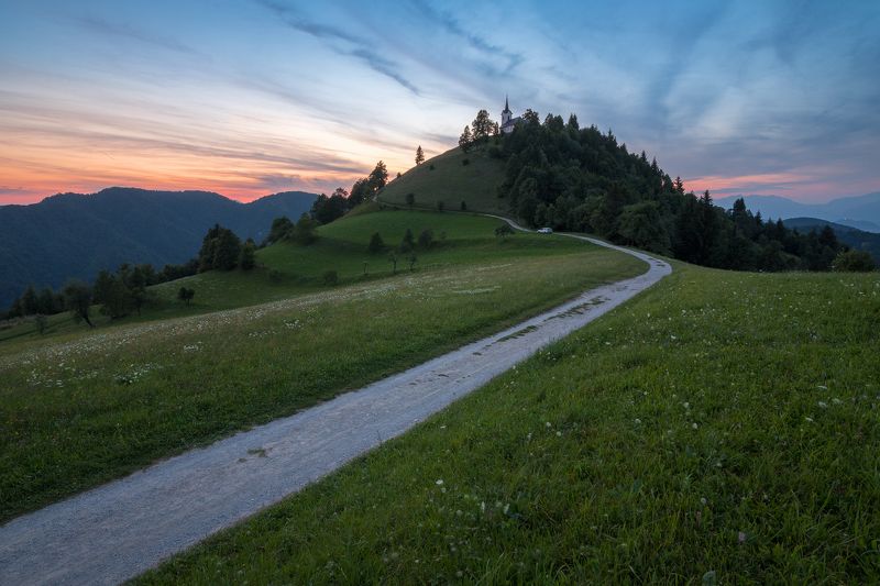Словения, пейзаж, холм, церковь, горы, вечер, сумерки, закат, дорога, деревня, путешествие, трава, Slovenia, landscape, hill, church, mountains, evening, twilight, sunset, road, country, village, travel, grass Sv. Jacob фото превью