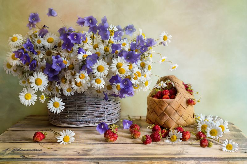 Лукошко с клубничкойphoto preview