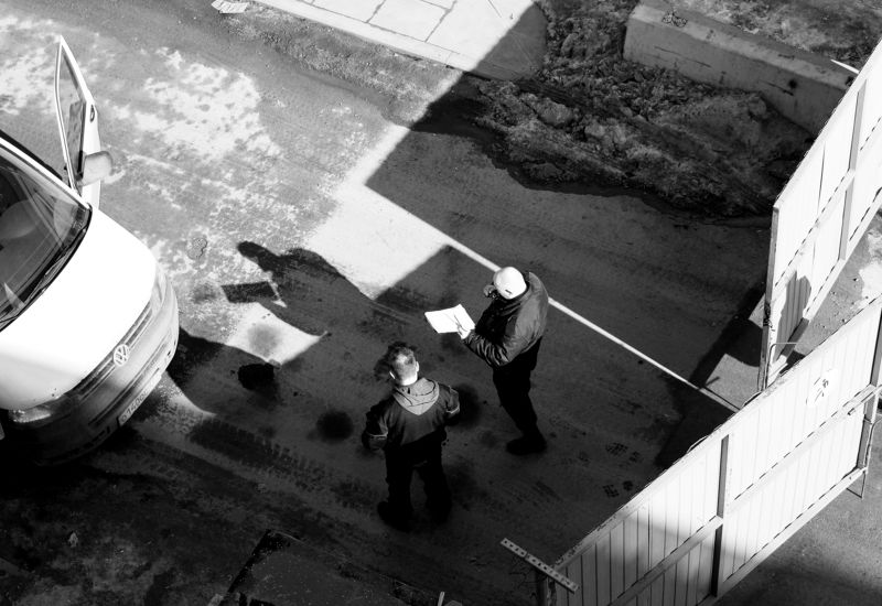 КПП, Checkpoint, ворота, тень, щель, охранник, рация, бумаги, документы, водитель, фургон, машина, открытая дверь Checkpointphoto preview