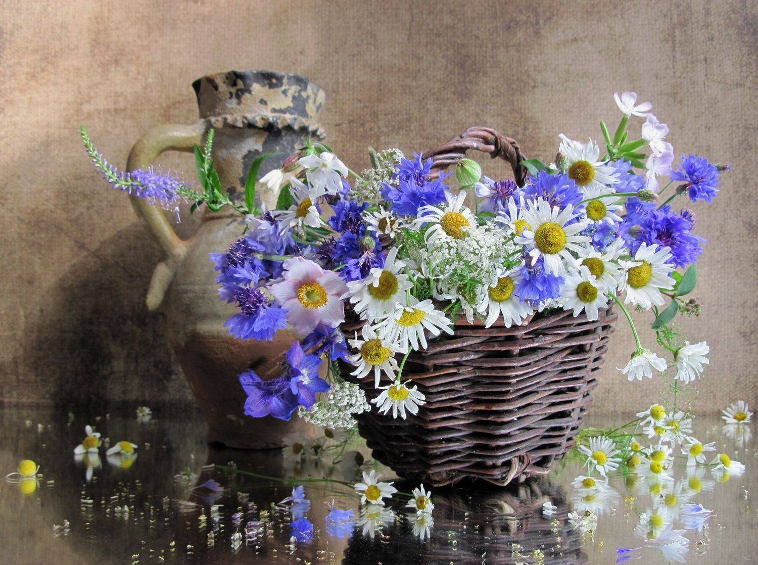 цветы, букет, васильки, ромашки, ветреница, дельфиниум, мыльнянка. тысячелистник, корзинка, кувшин, винтаж, Наталия Тихомирова