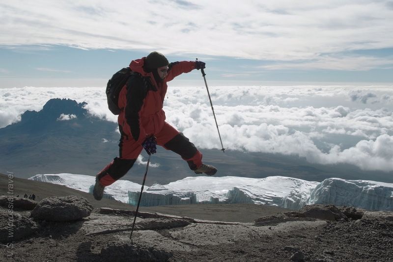 килиманджаро, вершина, горы, восхождение, спорт, прыжок, экстрим, высота, альпинизм, небо, облака, африка, танзания, путешествие, приключение, шагнивнеизведанное Прыжок над вершинойphoto preview
