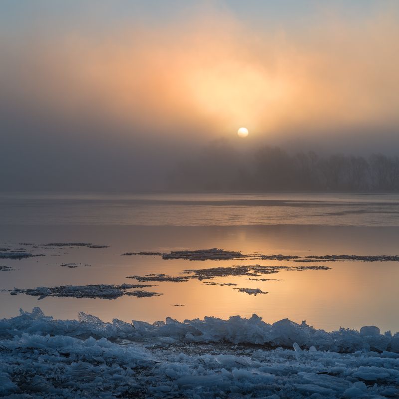 новгородская область, Волхов в апрелеphoto preview