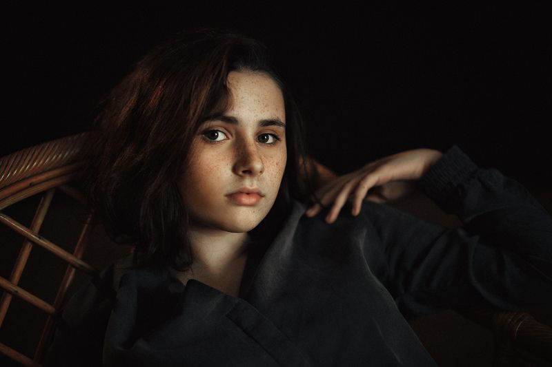 портрет, взгляд, девушка, юность, крупный портрет, студийное фото, модель, серьезный Olgaphoto preview