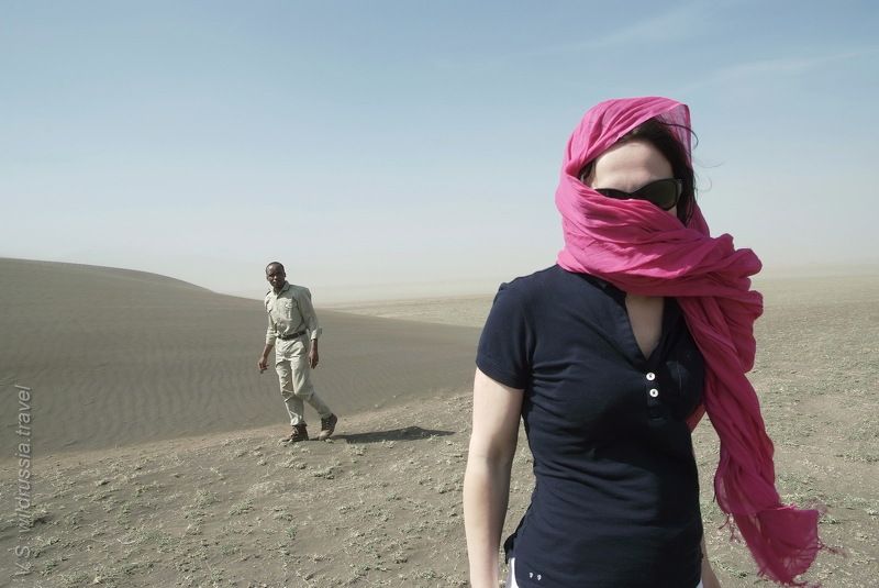 серенгети, африка, пустыня, дюна, песок, сафари, танзания, путешествие, приключение, дама, шагнивнеизведанное На ней: шарфик и тёмные очки; на нём: хаки.photo preview