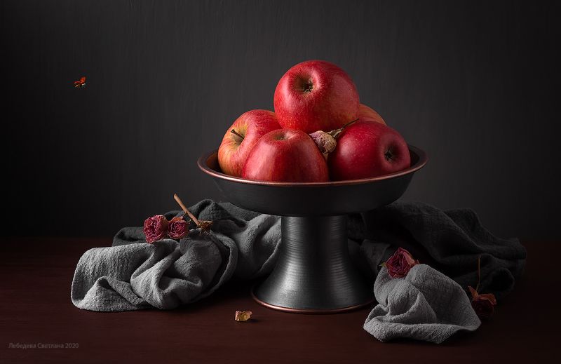 яблоки,ваза С яблокамиphoto preview