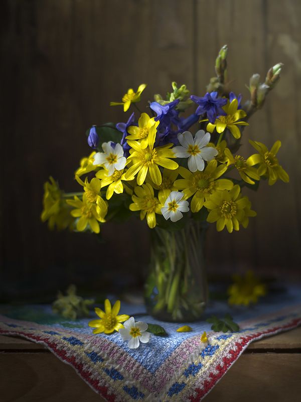 натюрморт с калужницами,весна,букет,цветы,художественное фото,искусство. Букетик калужниц.photo preview