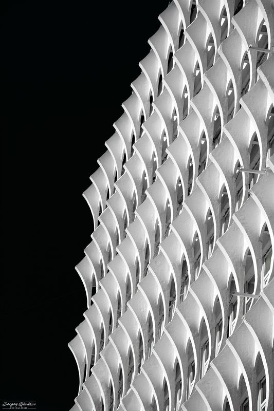 architecture, facade, balck, white, city, urban, Russia, Rostov on Don, design, building, ripples Рябьphoto preview