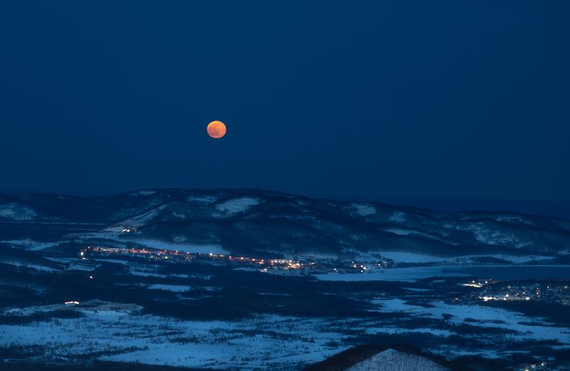 Полнолуние на восходе в Камчатском крае фото превью