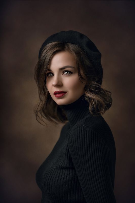 Девушка в беретеphoto preview