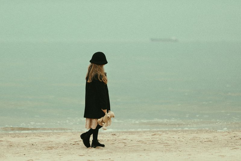 девочка, море, радость, детство, ретро, шляпа, весна, ребенок, песок, бег, динамика, корабль, вода, побережье у моряphoto preview