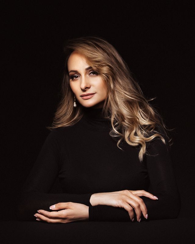 портрет, студийный портрет, крупный план, красивая женщина, модель, взгляд, черное, лицо, студийный свет, женственность  Людмилаphoto preview