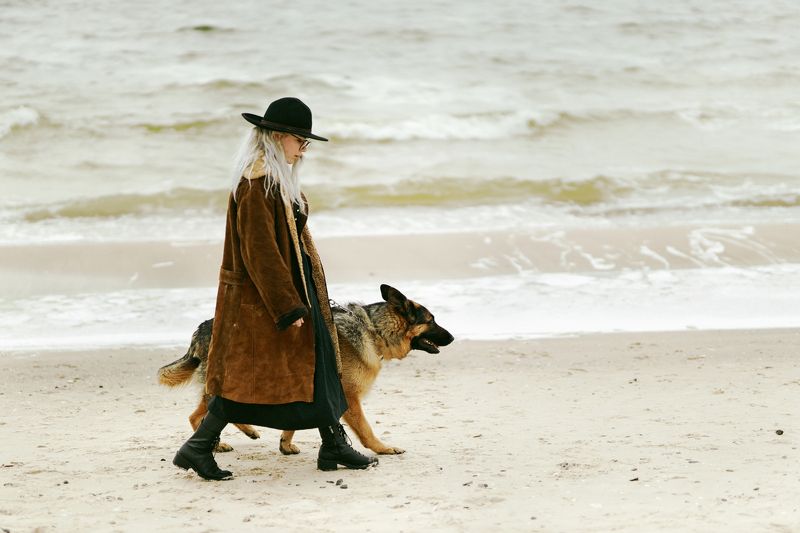 девушка море песок весна собака овчарка прогулка ветер осень день побережье друзья животное друзьяphoto preview