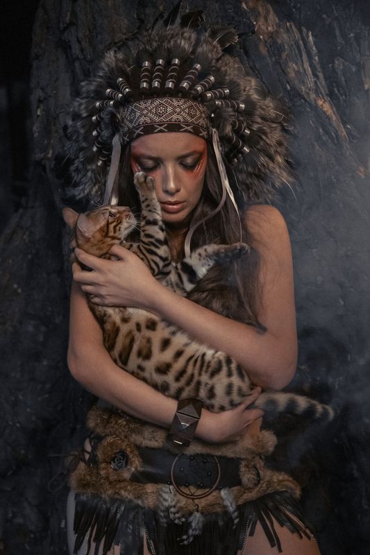девушка, кошка, индеец Не плачьphoto preview