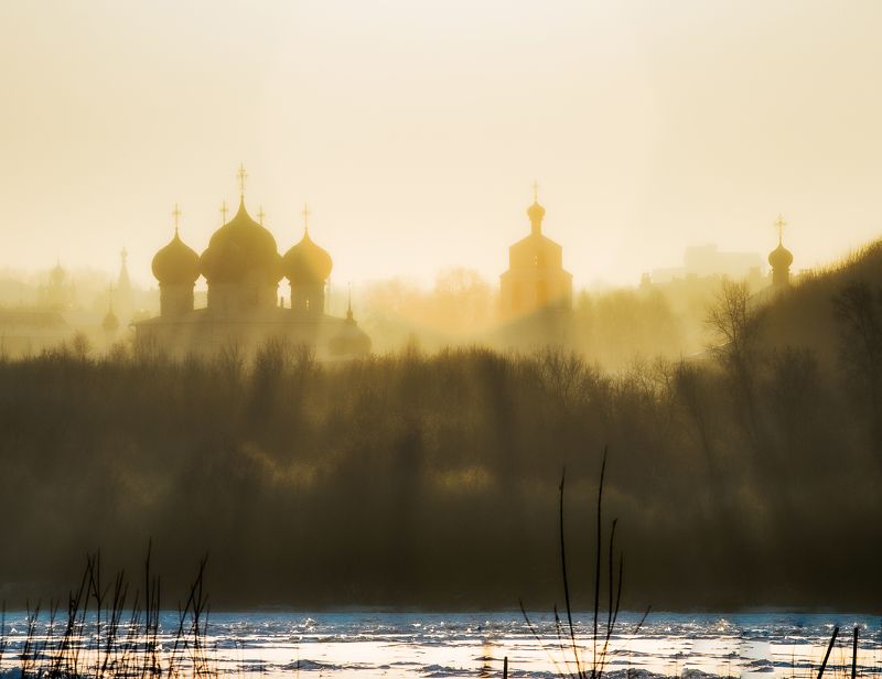 горизонт, река, туман, город, киров, вятка, берег, монастырь, церковь, купола, солнце, закат, холодно, зима, лучи, кусты, издалека, 2021, 2020, прохлада, Закатные лучи в туманеphoto preview
