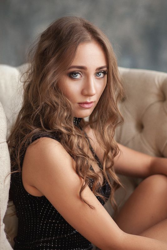 портрет, ретушь Наташа в креслеphoto preview