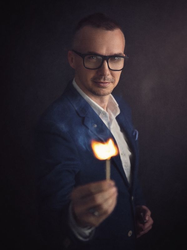 мужчина, портрет, огонь, тени, свет, блик, взгляд Вспышкаphoto preview