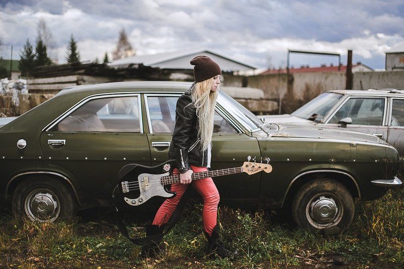rourke photo, антон роук, роук фото, девушка, сигарета, машина, рок. гитара, фэшн, стиль, красные штаны, панк, блондинка, длинные волосы, long hair, girl, blonde, rock, guitar, old cars Rock & Smokephoto preview