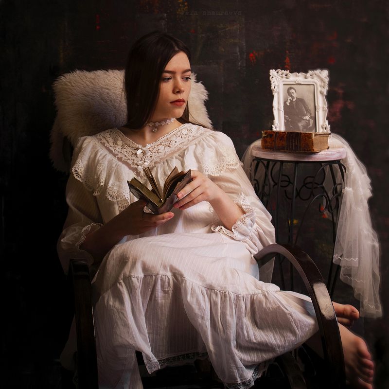 винтажный стиль монохром девичий портрет Портрет с Чеховымphoto preview