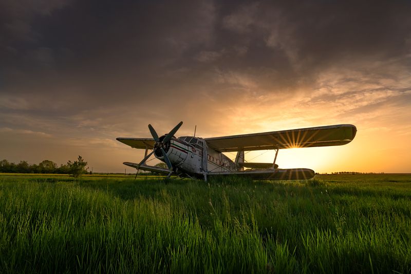 Старый Ан-2 на рассвете ...photo preview