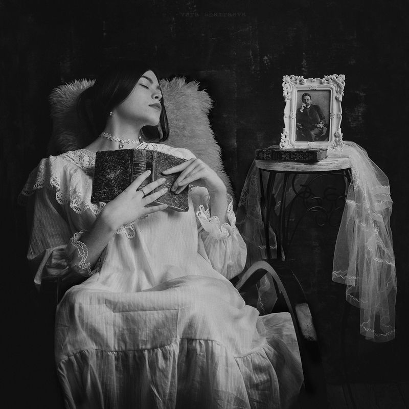 винтажный стиль монохром девичий портрет Портрет с Чеховымphoto preview