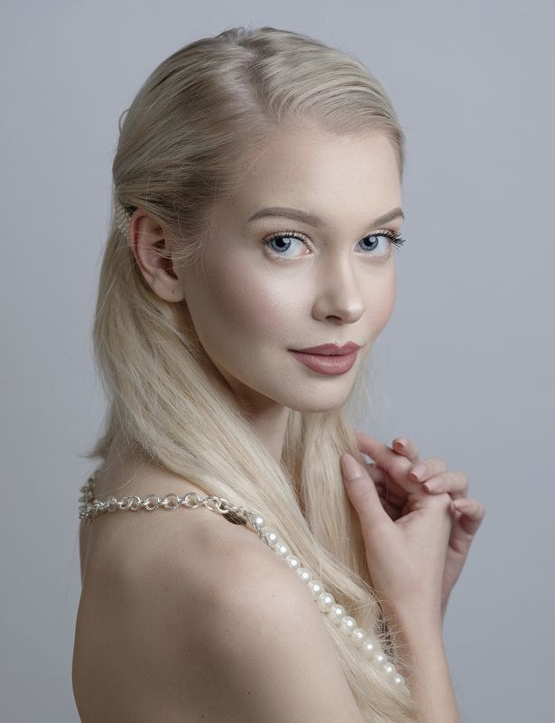 fine art , постановочная фотография ,жанровый портрет, губы , portrait , взрослая женщина photo preview