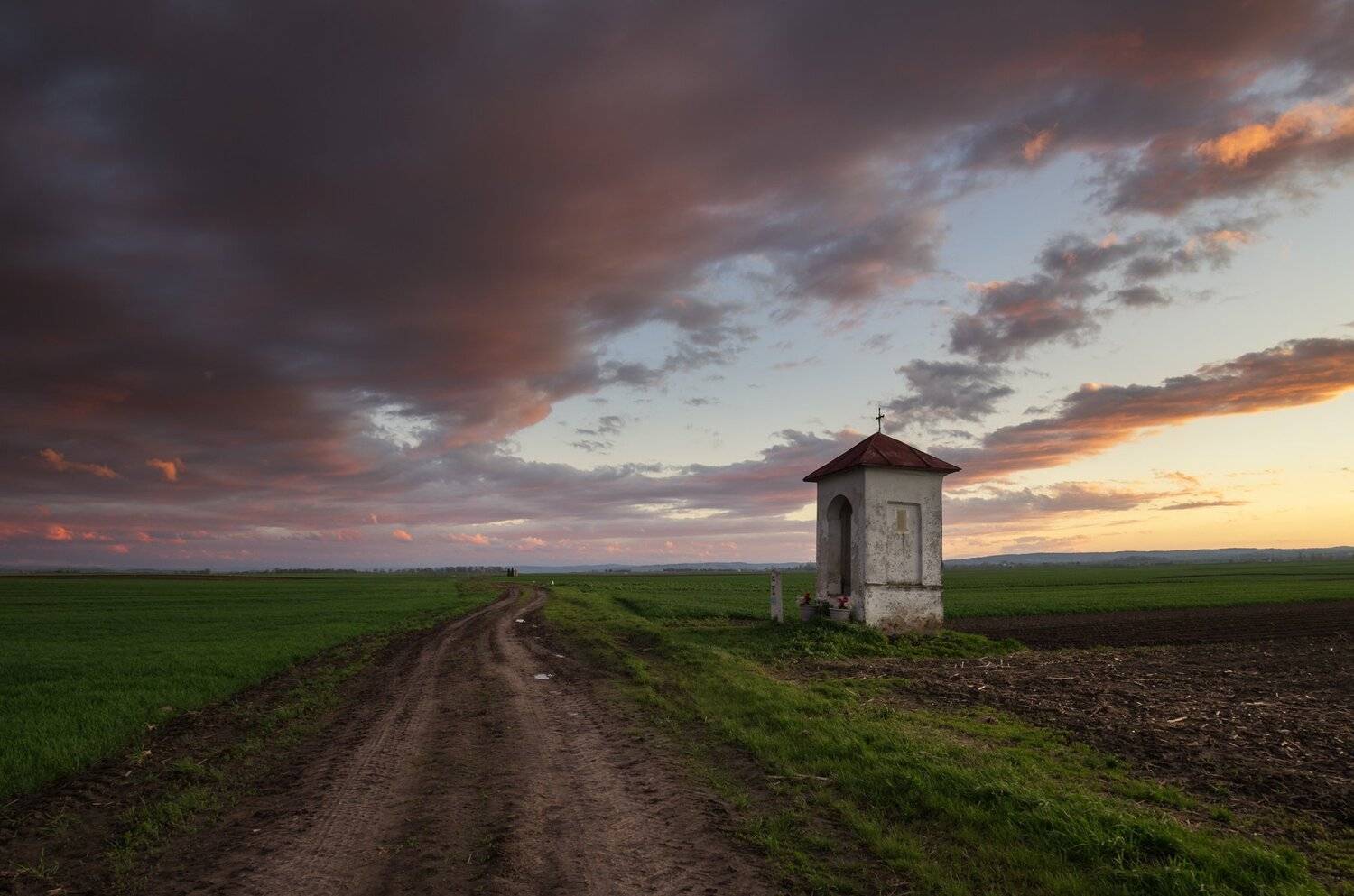 Chapel. Автор: Mirosław Pruchnicki chape, clouds, spring, road, village, Mirosław Pruchnicki