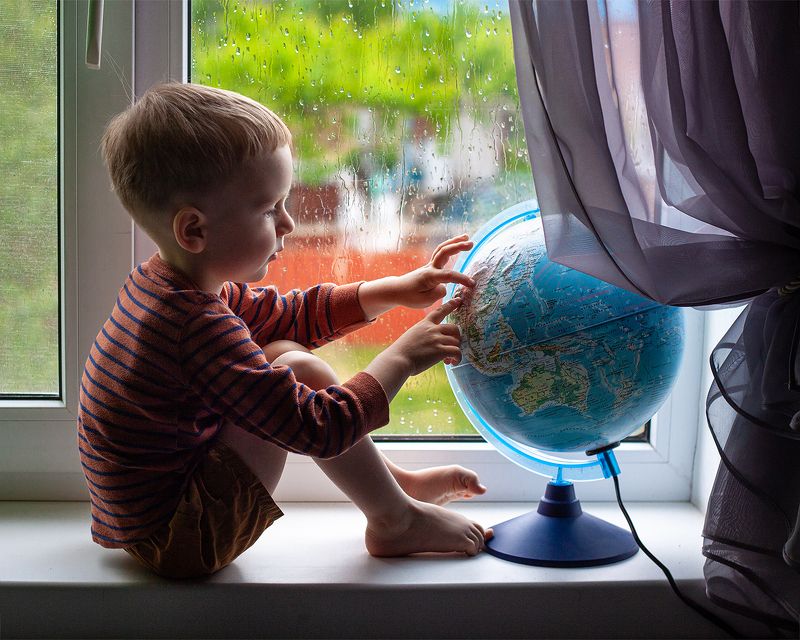 ребёнок малыш baby child window planet morning rain утро дождь ***photo preview