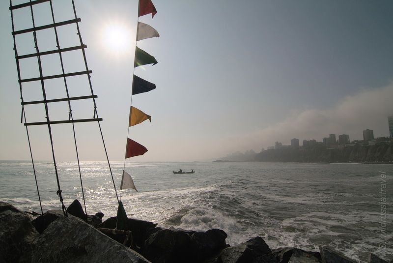 море, океан, берег, прибой, лодка, ветер, флаг, мачта, волна, солнце, перу, лима, америка, путешествие, приключение, шагнивнеизведанное Из цикла \