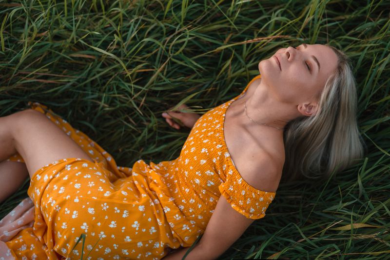 девушка поле закат солнце лето photo preview