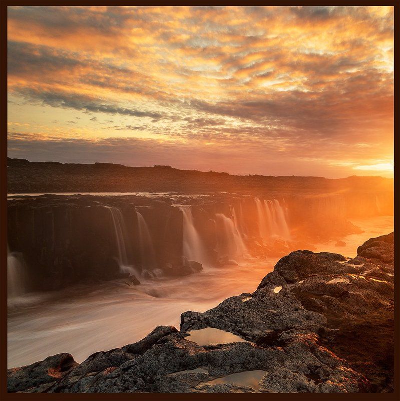 Красный водопадphoto preview