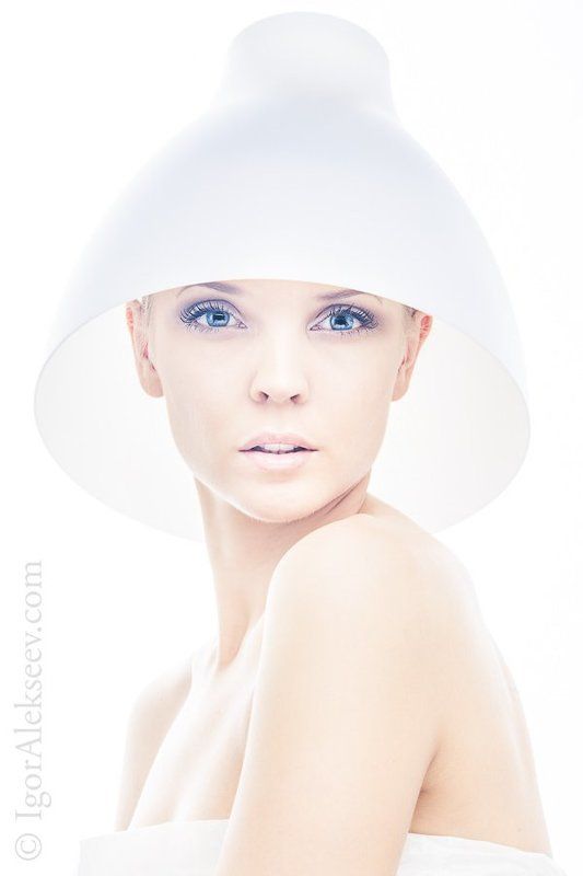 Аленка в абажуреphoto preview