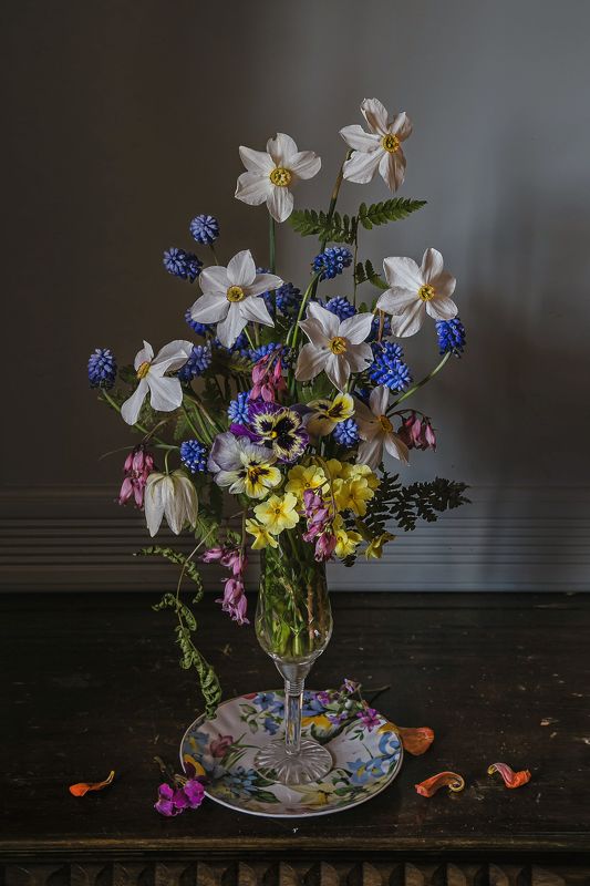натюрморт, стекло, фарфор, цветы, нарциссы, мускари Весна на блюдцеphoto preview
