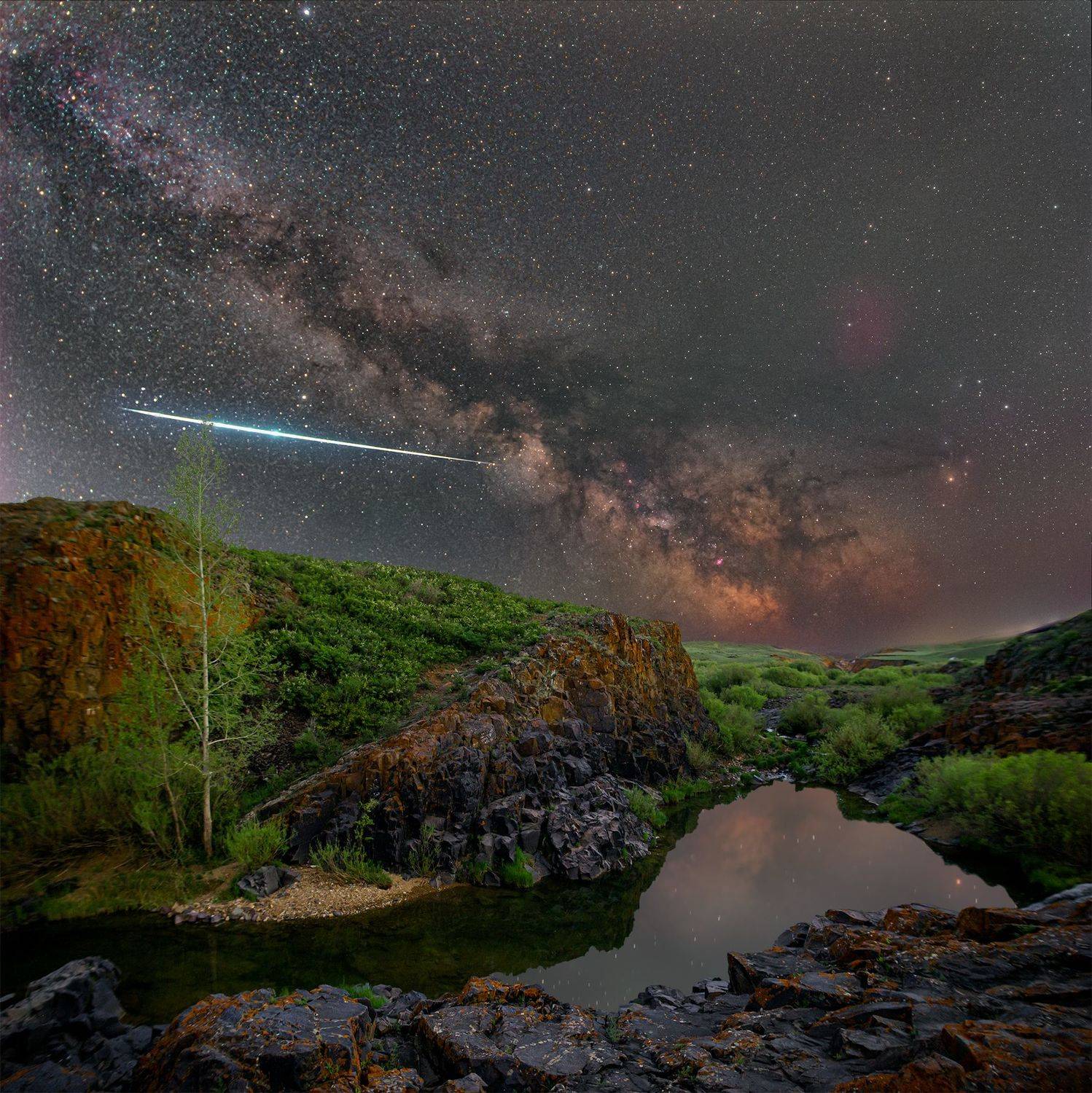 В каньоне. Автор: Евгений Бондарь млечный путь, звезды, космос, ночь, длинная выдержка, canon, пейзаж, туманность, каньон, весна, река, вода, трава, зелень, камни, скалы, дерево, отражение, Евгений Бондарь