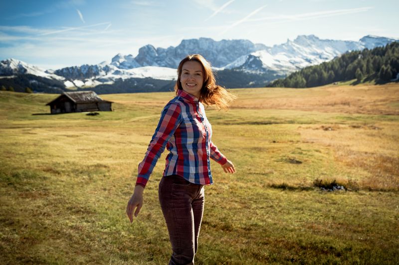 осень; девушка; природа; горы; долина; путешествия; туризм; домик; Обернись вокруг - природа очаровывающая!photo preview