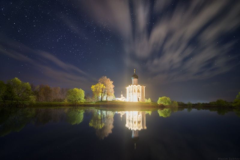 церковь покрова на нерли, покрова на нерли, боголюбово, владимир, ночь, звезды, весна, весениий, облака, свет, храм, отражение, вода Под звездным небом на Нерлиphoto preview