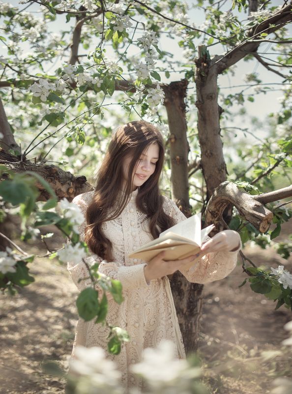 девушка, весна, цветение, яблоня, цветы, романтика Ангелина в яблоневых садах фото превью