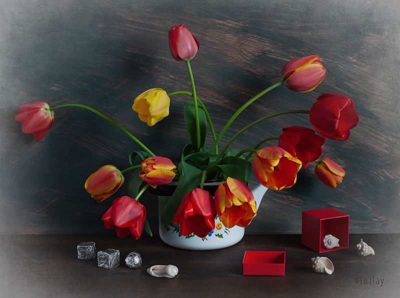 тюльпаны Про красную коробочку и тюльпаныphoto preview