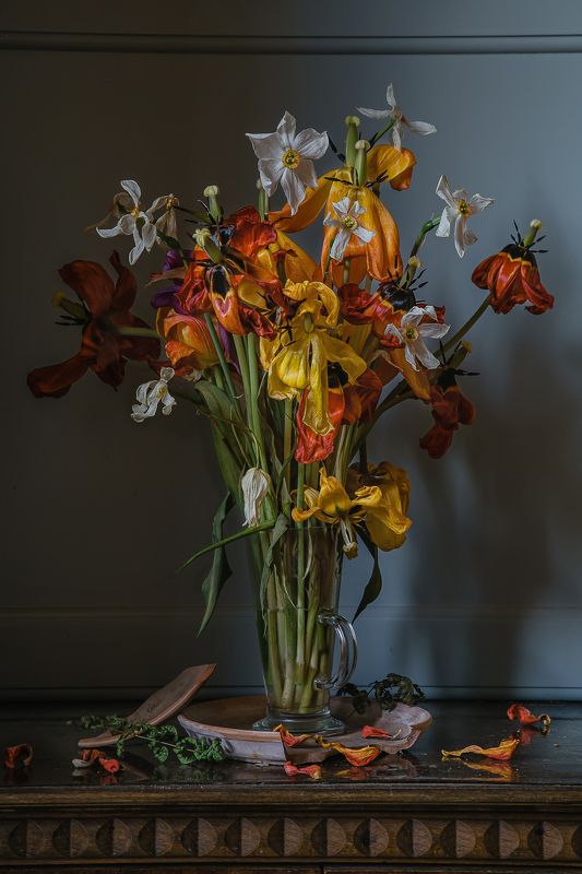 натюрморт, стекло, цветы, тюльпаны, нарциссы Увядший весенний букетphoto preview