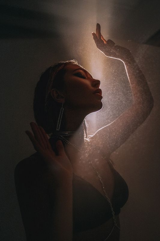 портрет, девушка, капли воды, туман, мокрая кожа, сумерки Евгенияphoto preview