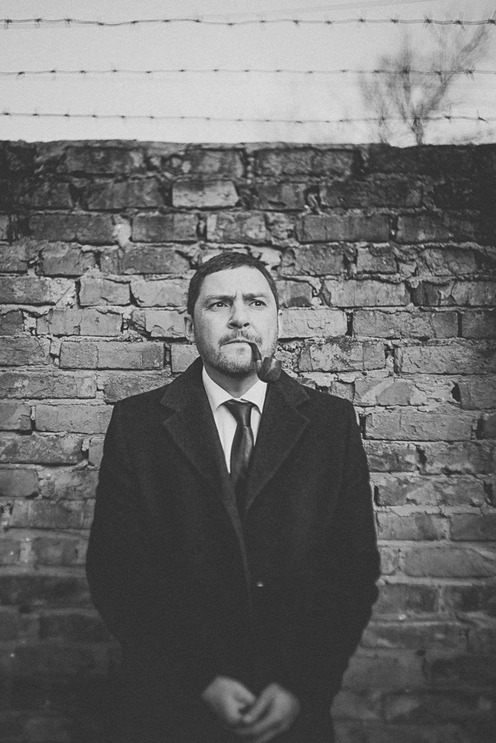 Холодное лето пятдесят третьего. Автор: Левон Баяни Осень стена проволока чб, Левон Баяни