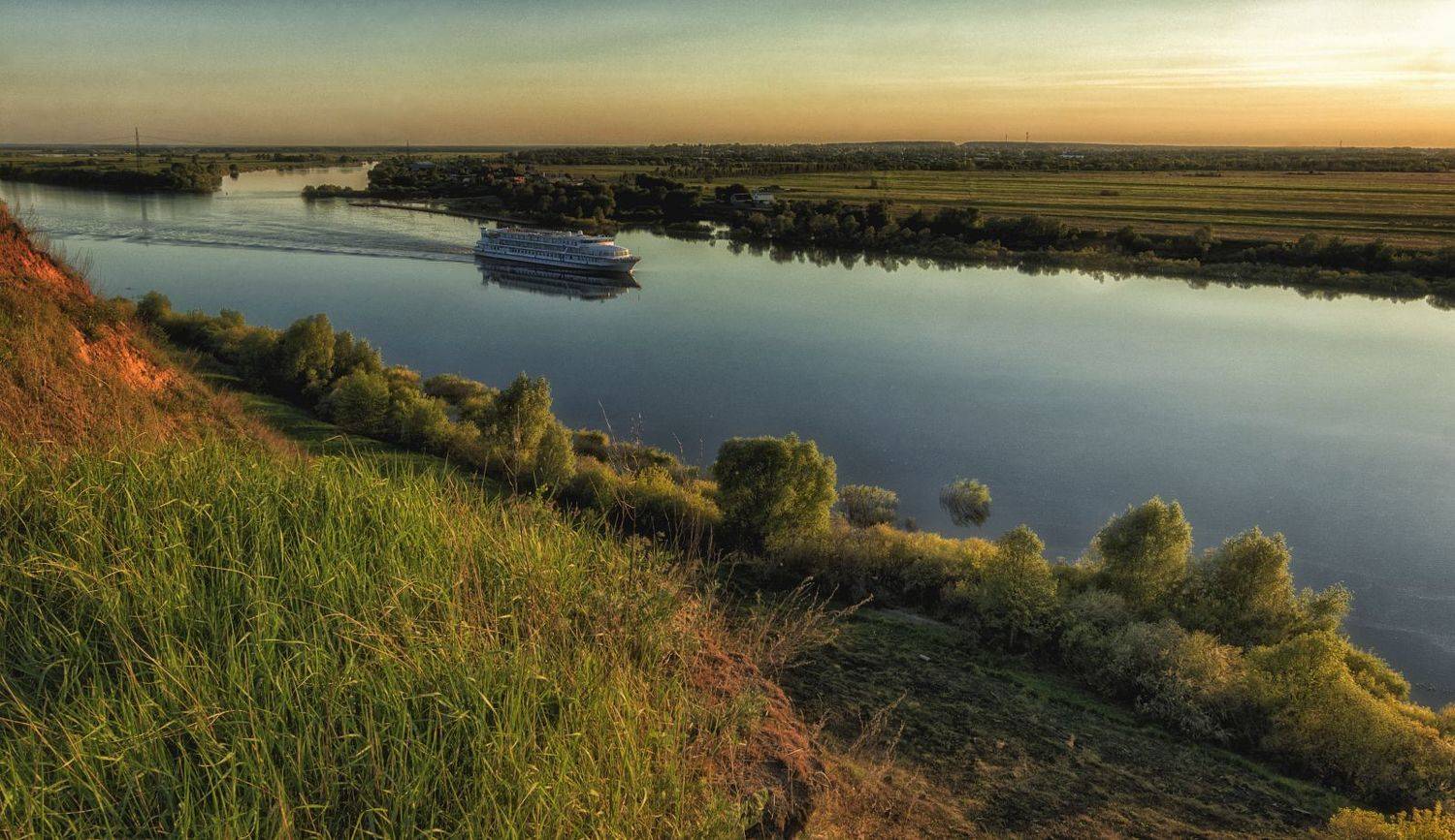 Белый теплоход.. Автор: Анатолий Салтыков закат,река,теплоход., Анатолий Салтыков
