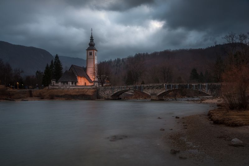 церковь, мост, озеро, Бохинь, Словения, облака, вода Хмурое утроphoto preview