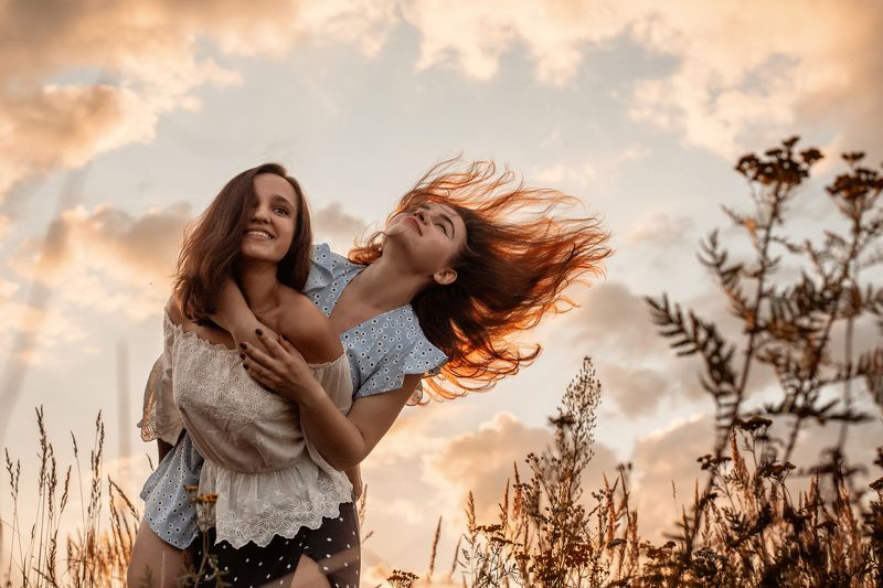 девушка поле закат солнце лето photo preview