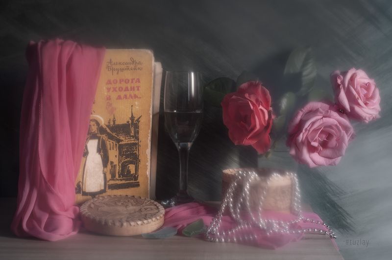 розы, книги Сумбур туманный, но зато с розами)photo preview